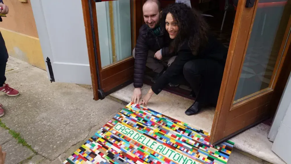 FOTO | A Bologna una rampa di mattoncini Lego: da lì si ...